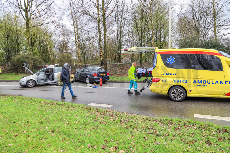 Twee auto's frontaal gebotst