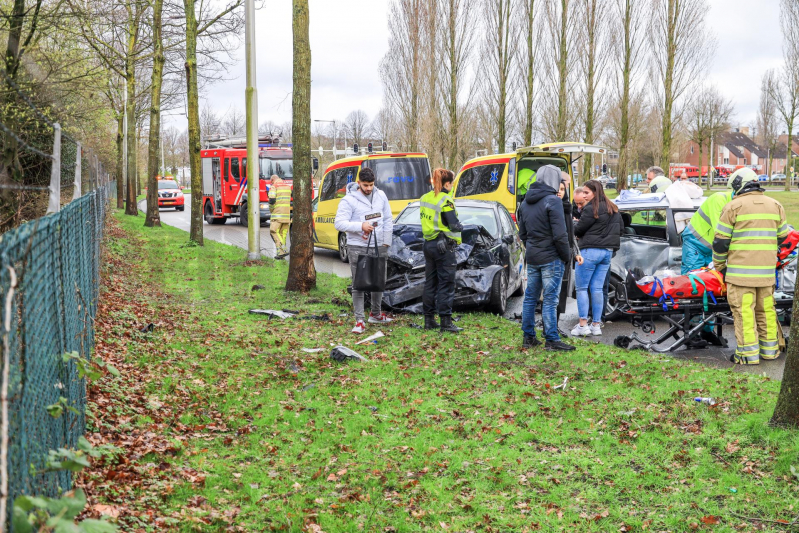 Twee auto's frontaal gebotst