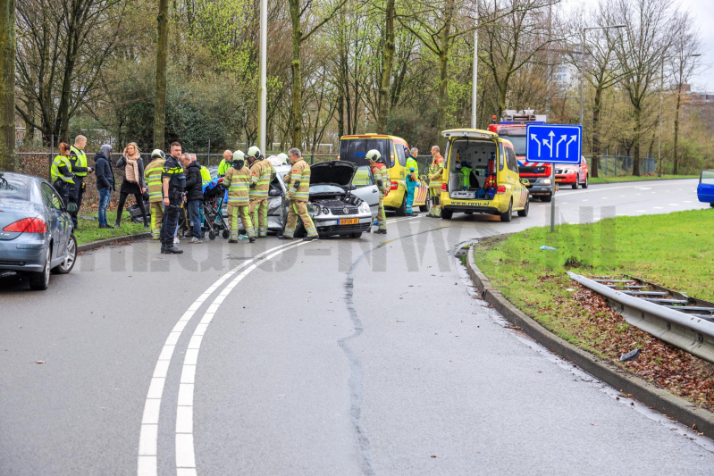 Twee auto's frontaal gebotst