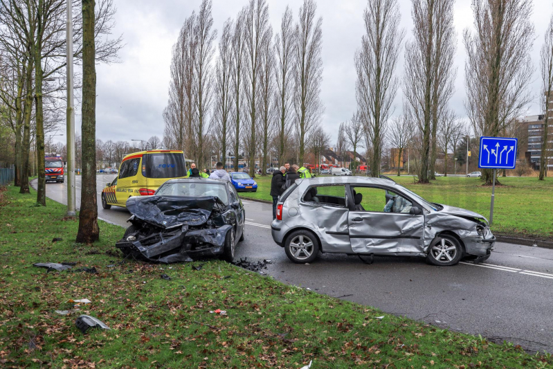Twee auto's frontaal gebotst