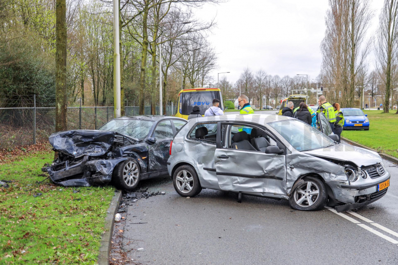 Twee auto's frontaal gebotst