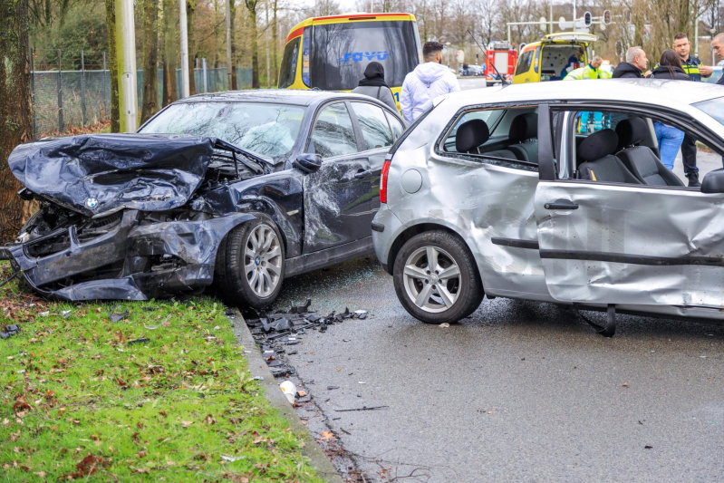 Twee auto's frontaal gebotst