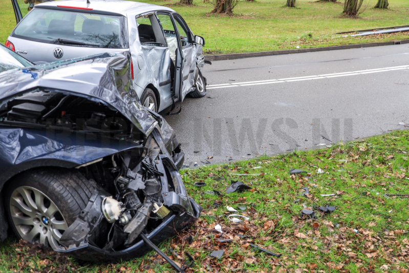 Twee auto's frontaal gebotst