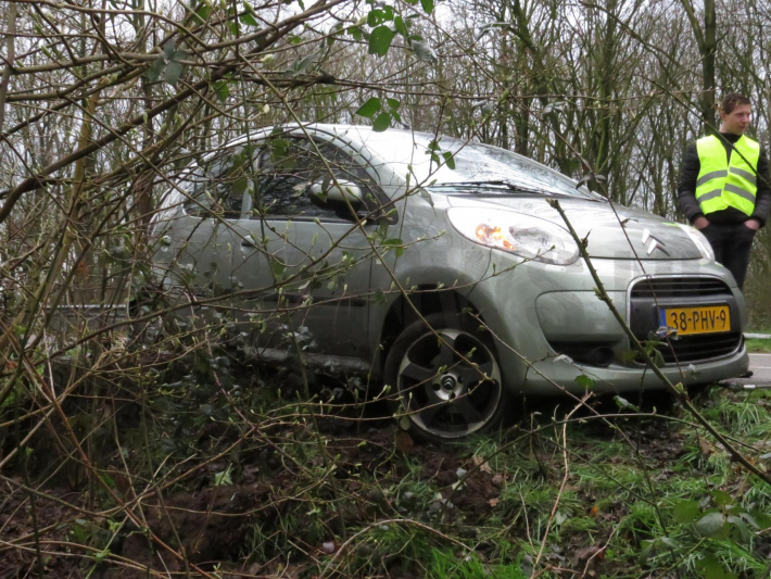 Auto uit de bocht gevlogen