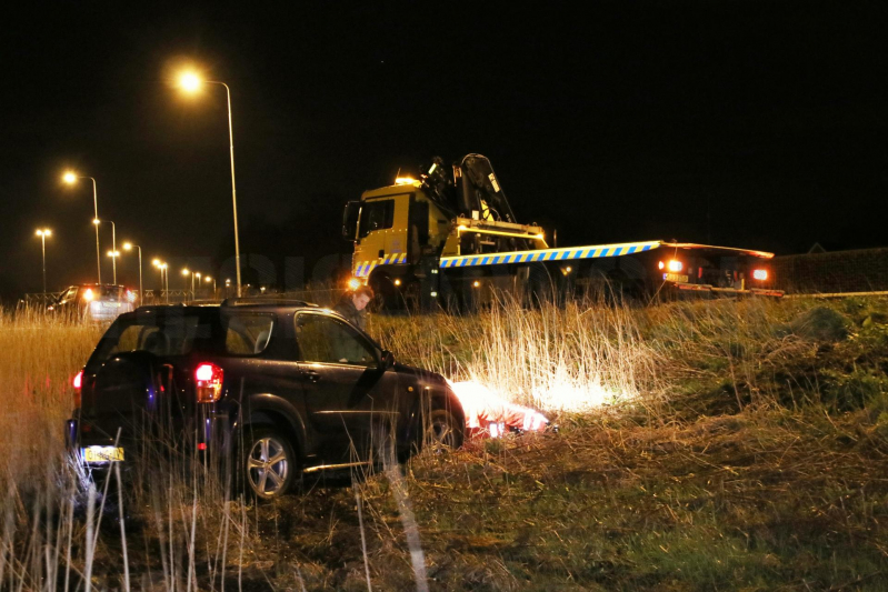 Auto raakt van de weg