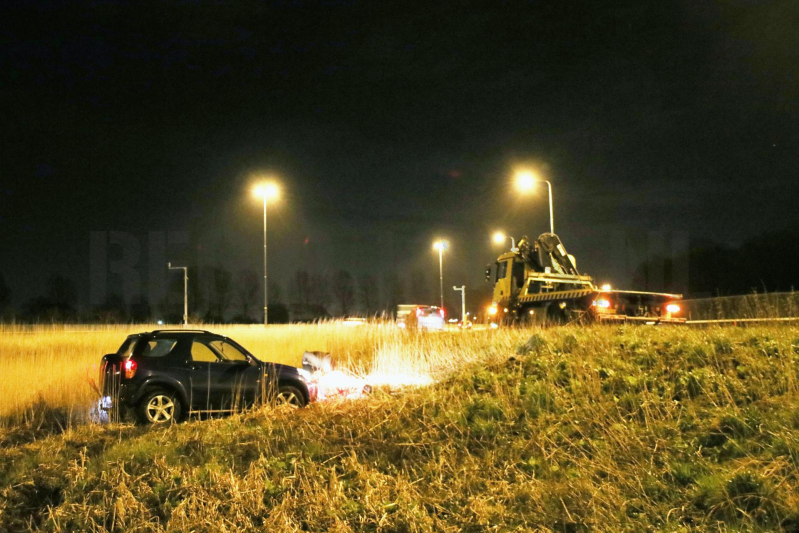 Auto raakt van de weg