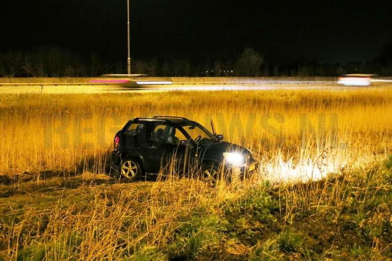 Auto raakt van de weg