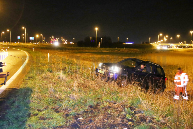 Auto raakt van de weg