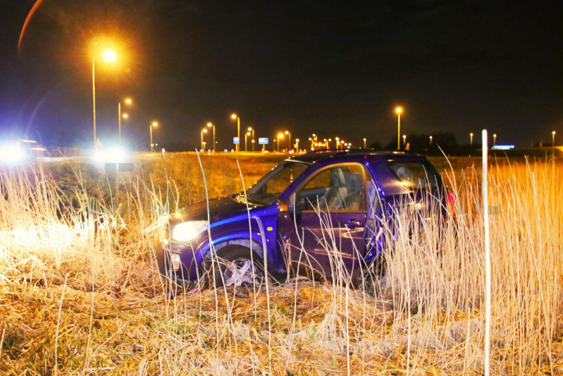 Auto raakt van de weg