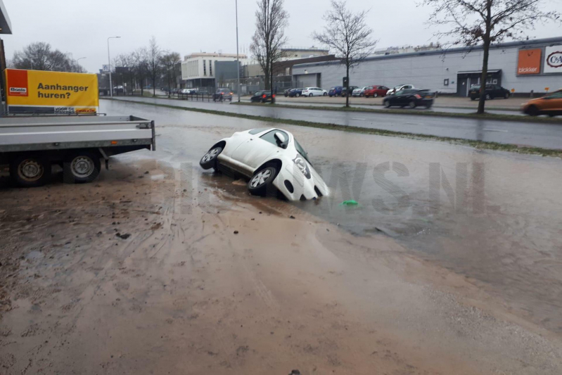 Auto verdwijnt in sinkhole