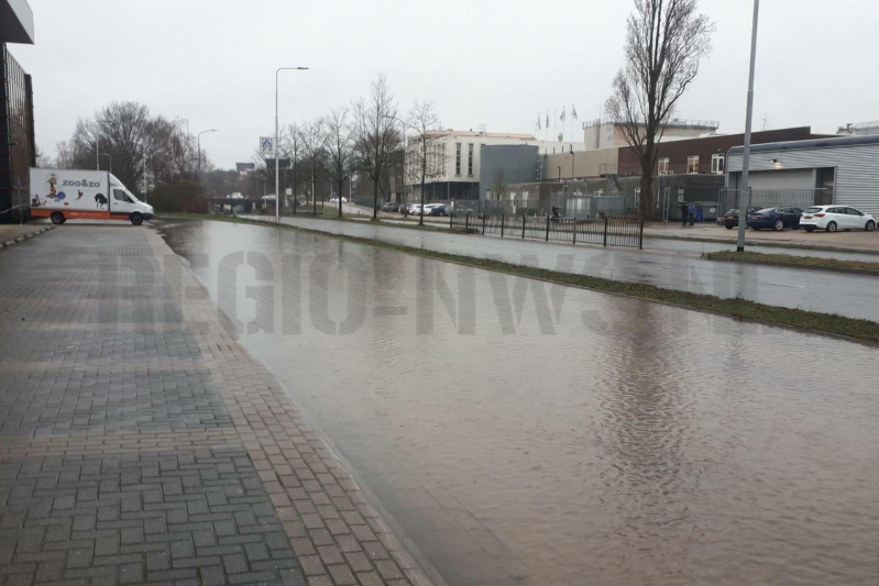 Auto verdwijnt in sinkhole