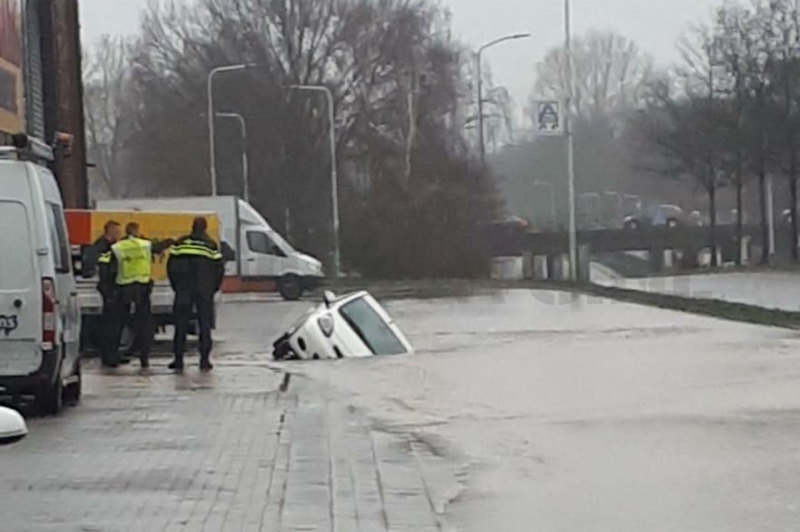 Auto verdwijnt in sinkhole