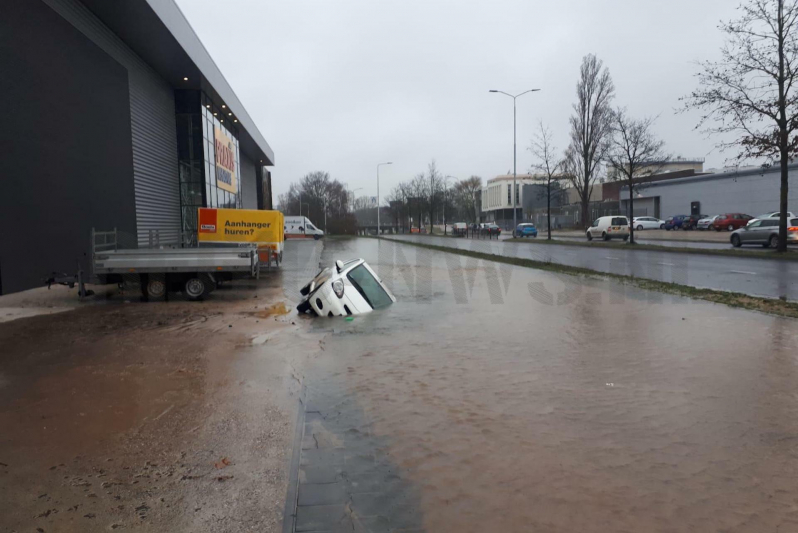 Auto verdwijnt in sinkhole