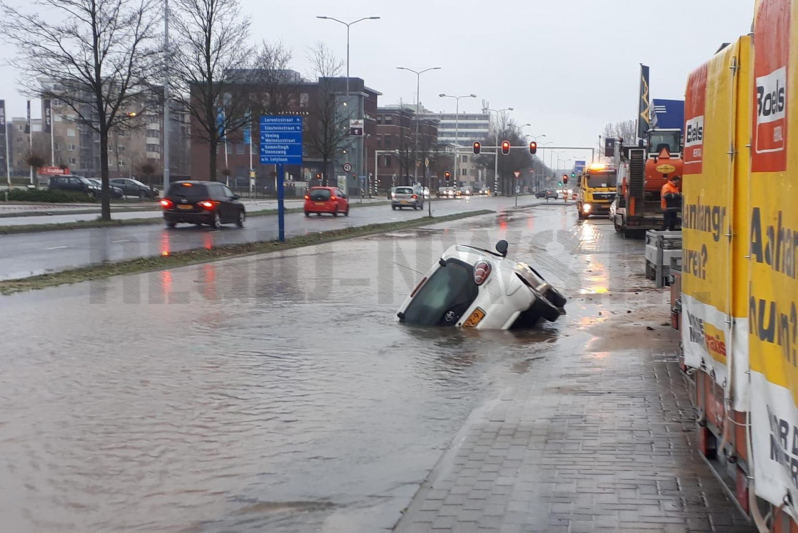Auto verdwijnt in sinkhole