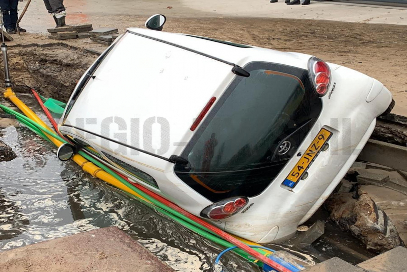 Auto verdwijnt in sinkhole
