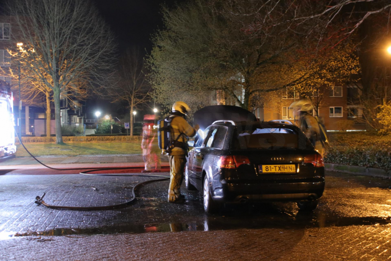 Auto brandt uit op parkeerplaats station