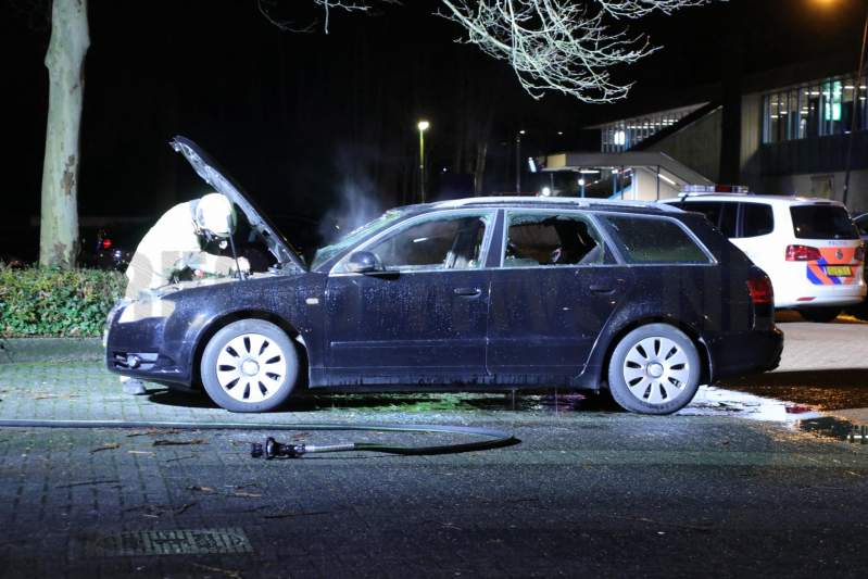 Auto brandt uit op parkeerplaats station