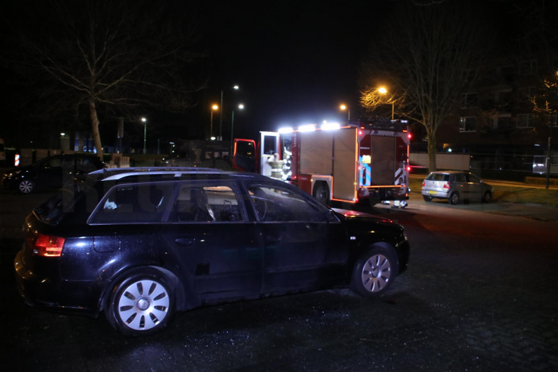 Auto brandt uit op parkeerplaats station