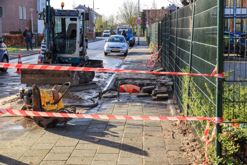 Straat blank na gesprongen waterleiding