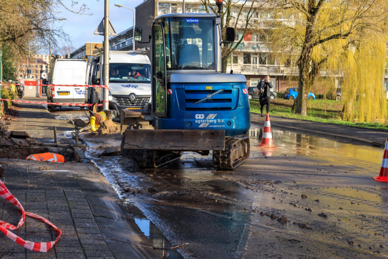 Straat blank na gesprongen waterleiding