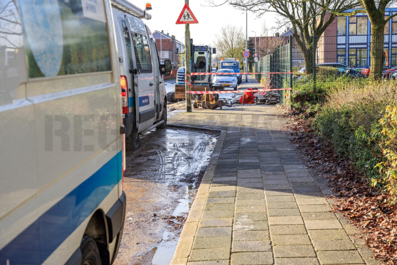 Straat blank na gesprongen waterleiding