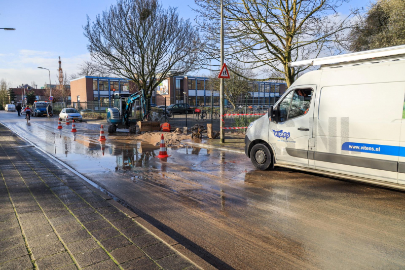 Straat blank na gesprongen waterleiding