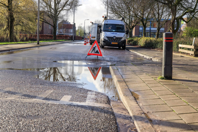 Straat blank na gesprongen waterleiding