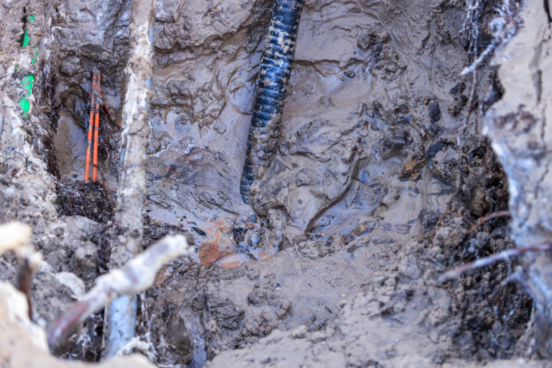 Straat blank na gesprongen waterleiding
