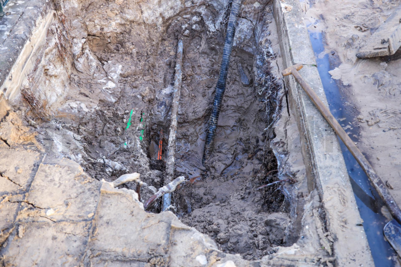 Straat blank na gesprongen waterleiding