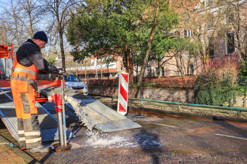 Straat afgesloten door lekkage in afsluiter