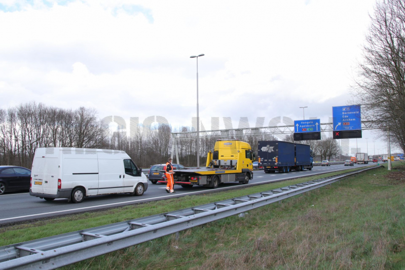 Twee bestelwagens botsen, file op A1