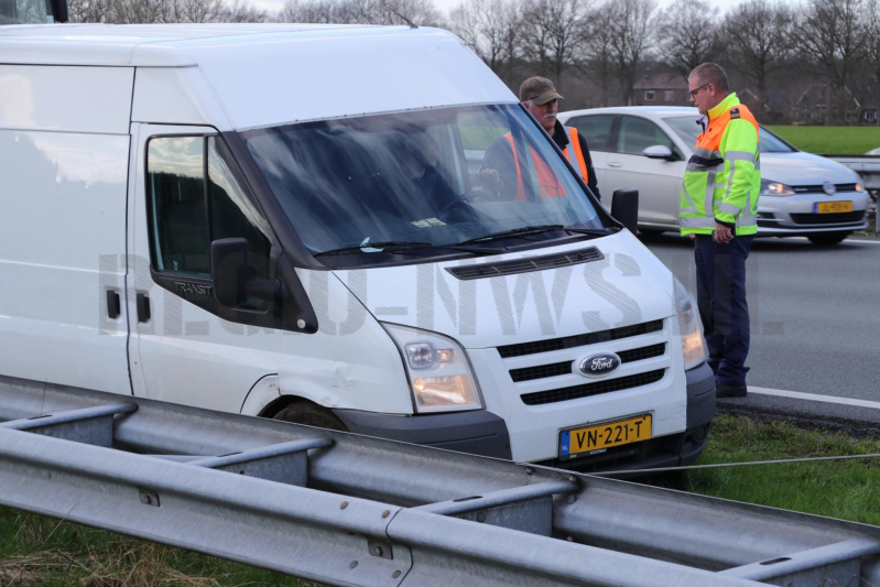 Twee bestelwagens botsen, file op A1