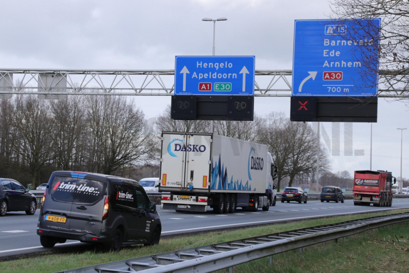 Twee bestelwagens botsen, file op A1