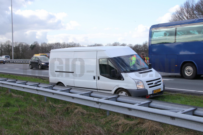 Twee bestelwagens botsen, file op A1