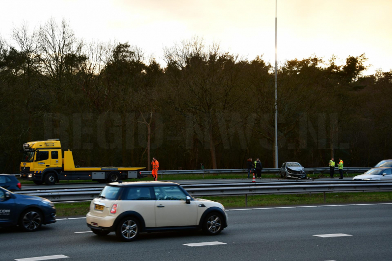 Auto klapt frotaal in vangrail, A1