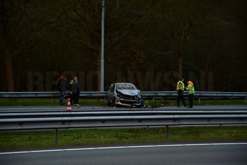 Auto klapt frotaal in vangrail, A1