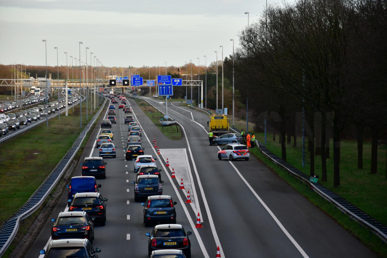 Auto klapt frotaal in vangrail, A1