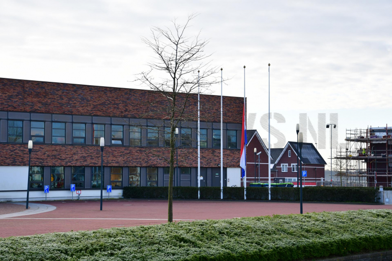 Vlaggen halfstok bij Gemeentehuis en Gemeentewerf
