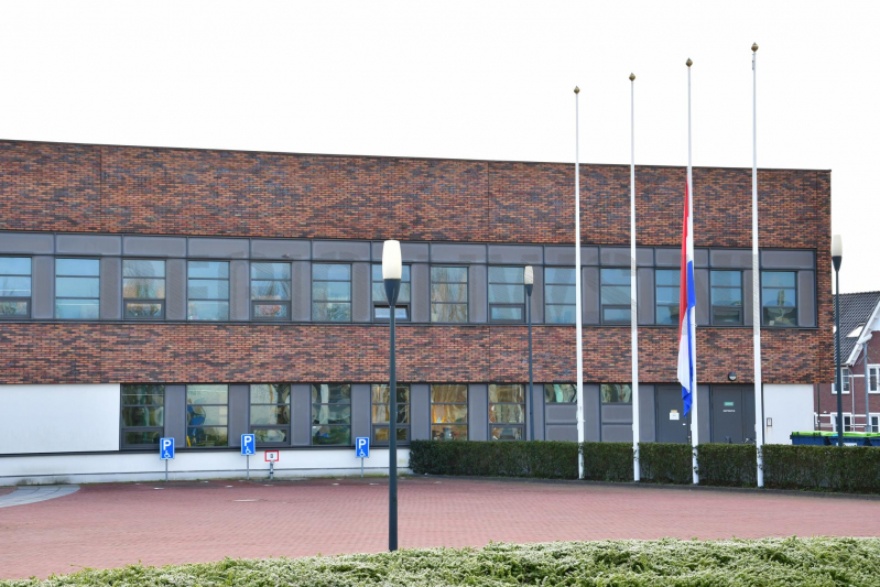 Vlaggen halfstok bij Gemeentehuis en Gemeentewerf