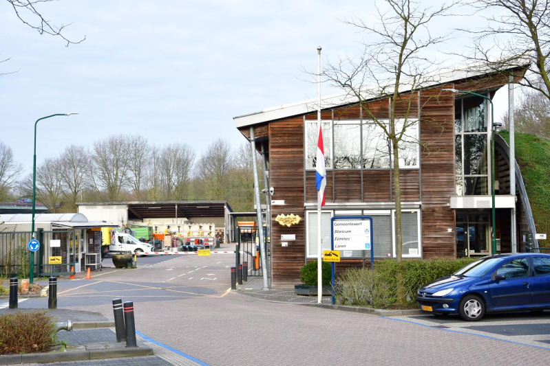 Vlaggen halfstok bij Gemeentehuis en Gemeentewerf