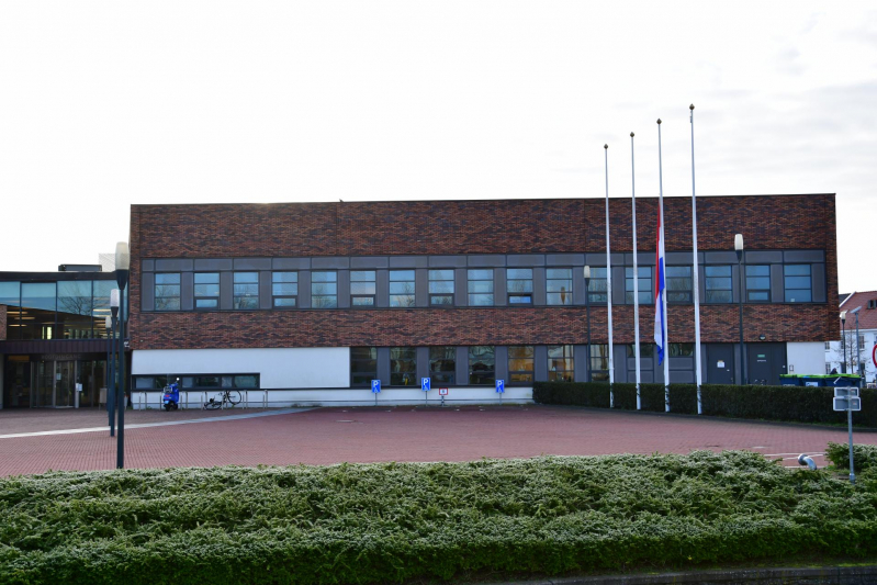 Vlaggen halfstok bij Gemeentehuis en Gemeentewerf