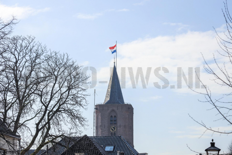Gemeentehuis en kerk vlag halfstok
