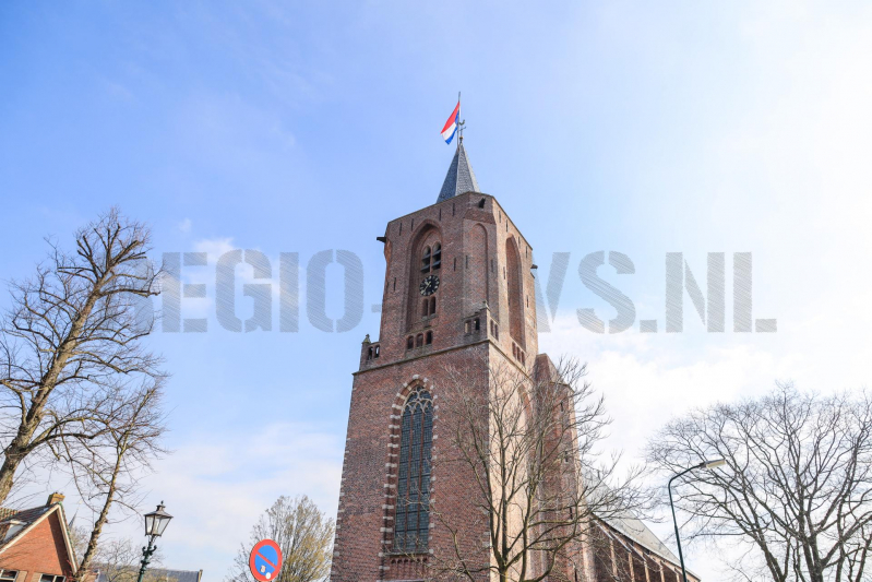 Gemeentehuis en kerk vlag halfstok