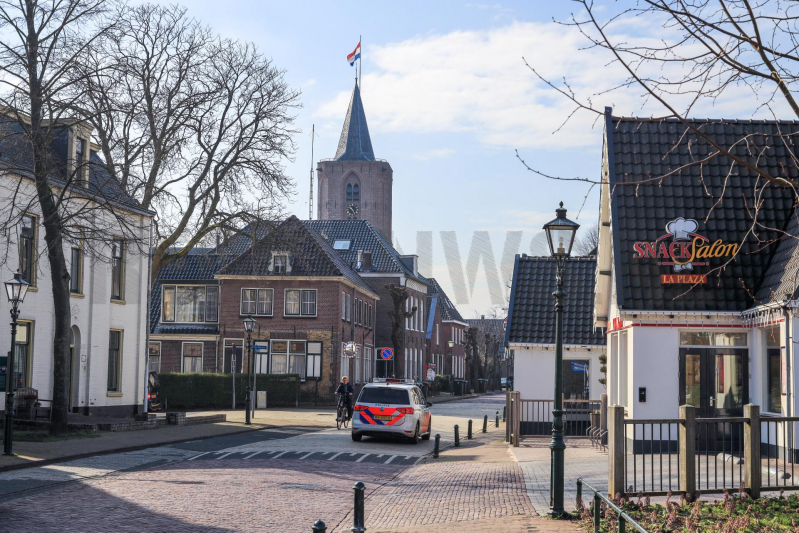 Gemeentehuis en kerk vlag halfstok