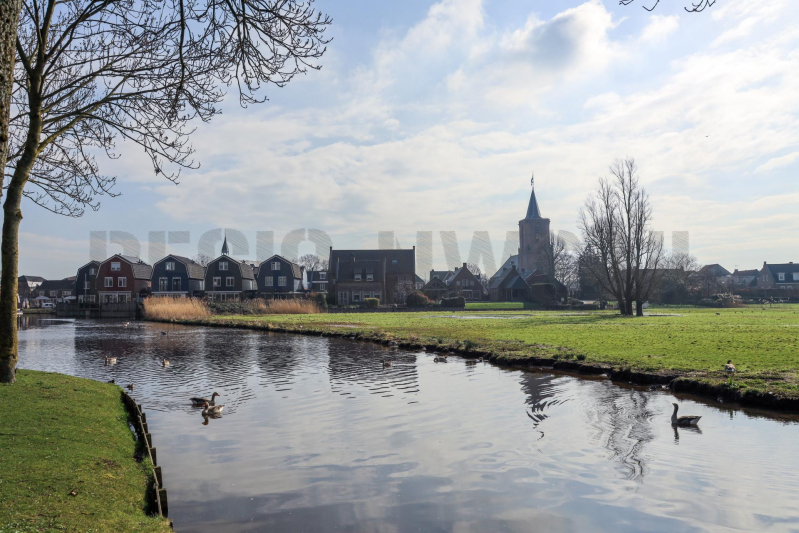Gemeentehuis en kerk vlag halfstok
