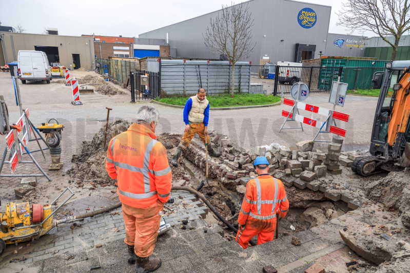 Straat open door waterleidingbreuk