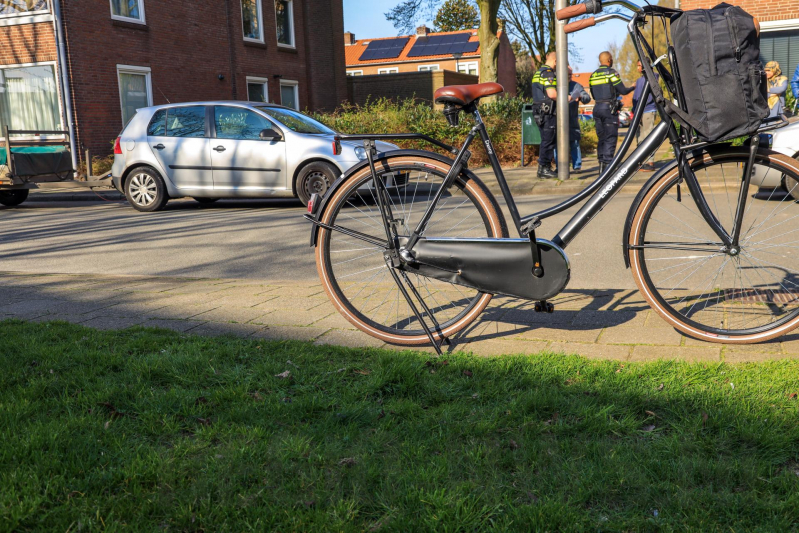 Auto met aanhangwagen botst met fietser