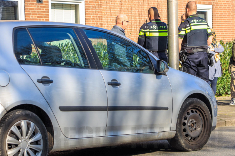 Auto met aanhangwagen botst met fietser