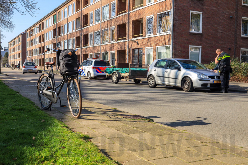 Auto met aanhangwagen botst met fietser