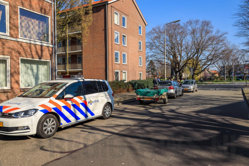 Auto met aanhangwagen botst met fietser